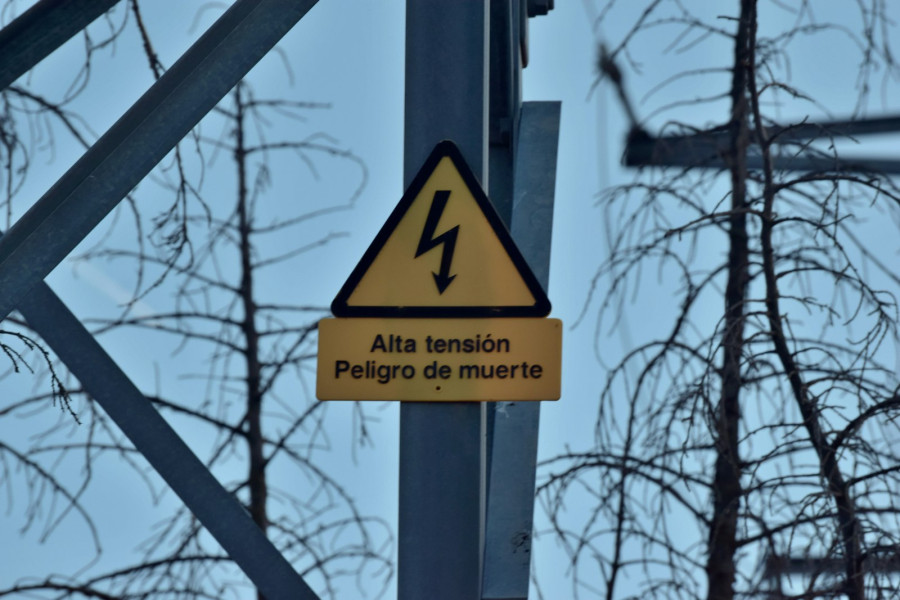 Señalética y abrazaderas para subestaciones y redes eléctricas: guía de selección